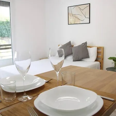 Appartement Lovely With Free Parking!