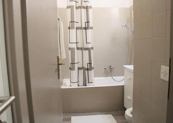 アパート Lovely With Free Parking! *