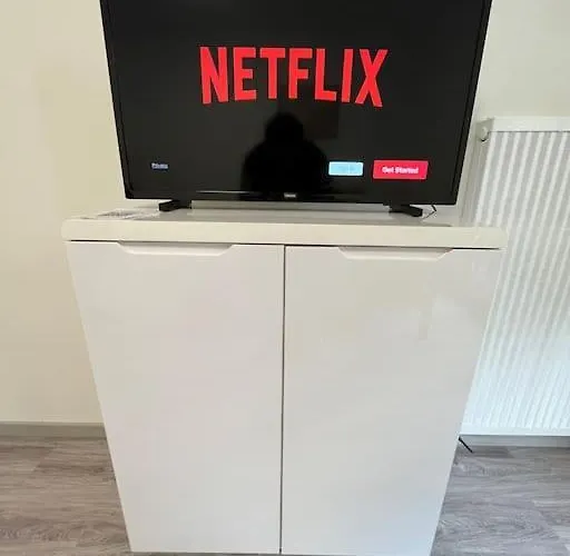 Lovely With Free Parking! *