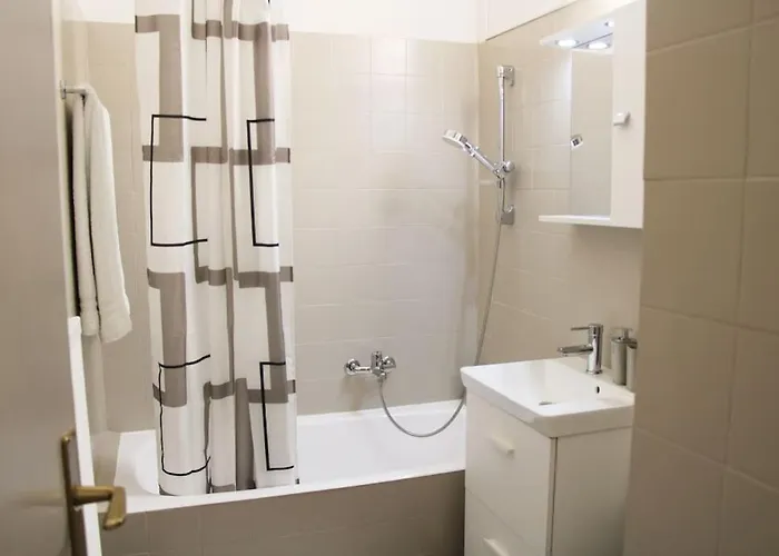 Lovely With Free Parking! アパート