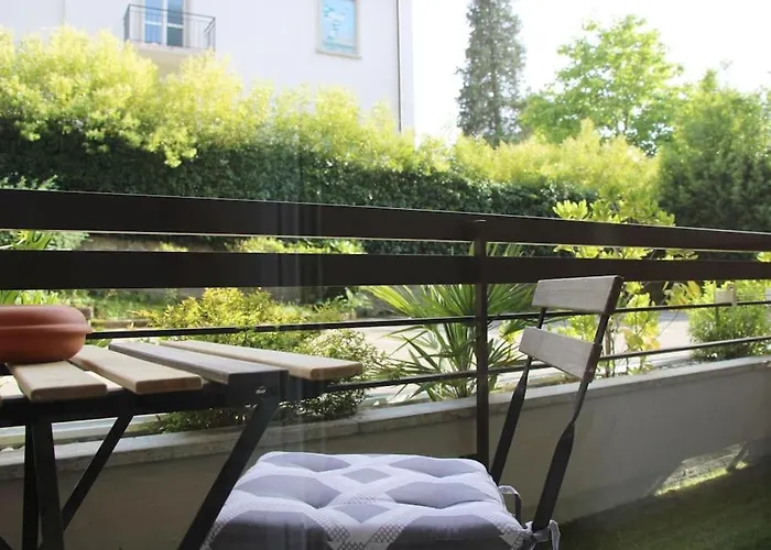 Lovely With Free Parking! アパート